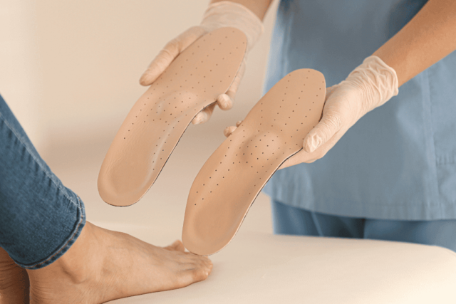 Переваги ортопедичних черевиків для здоров’я стопи