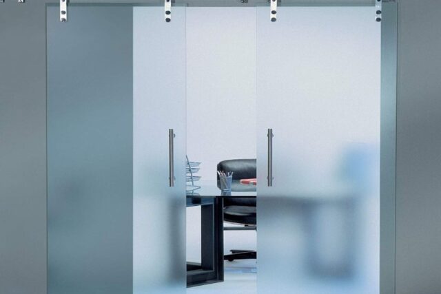 Какие виды стеклянных дверей существуют?