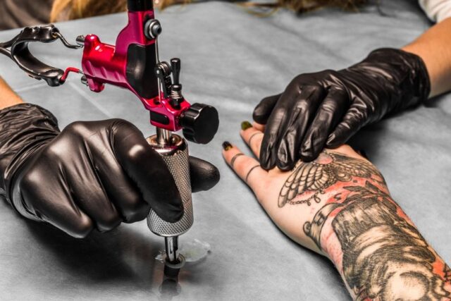 Чи боляче робити тату вперше?