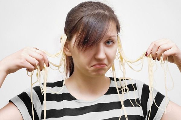 Чому люди часто жестом торкаються носа, коли брешуть?